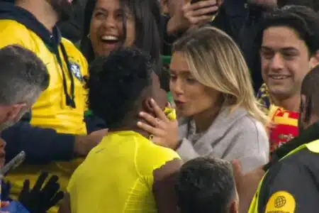 Endrick Celebra Gol Contra A Espanha Com Um Beijo Na Namorada; Conheça Gabriely Miranda