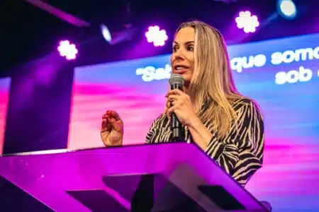 Vídeo: Joana Prado, Ex-Feiticeira, &Quot;Prega&Quot; Em Igreja Nos Eua E Se Emociona Ao Mencionar &Quot;Mulher Impura&Quot;