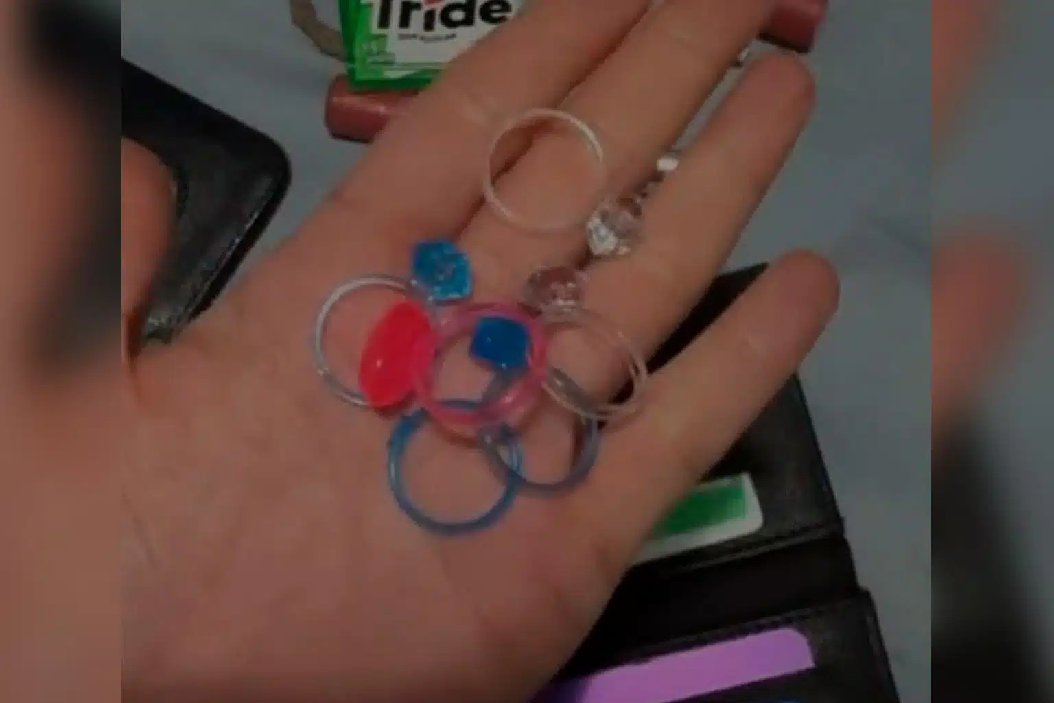 Mulher Precisa Encontrar 150 Anéis De Plástico Para Pedido De Casamento