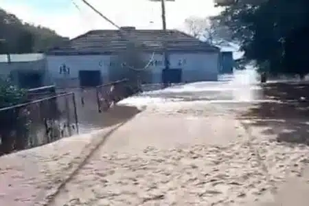 Imagens Capturadas Na Região Das Ilhas Em Porto Alegre - Rs Mostram Uma Impressionante Acumulação De Areia De 1,5 Metro Nas Ruas, Resultado Das Chuvas Intensas