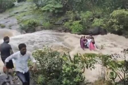 Cinco Membros Da Mesma Família Morrem Após Serem Arrastados Por Cachoeira Na Índia