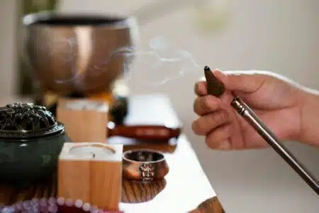 Incensos Que Limpam As Energias Da Sua Casa: &Quot;Proteção Antes Do Ano Acabar&Quot;