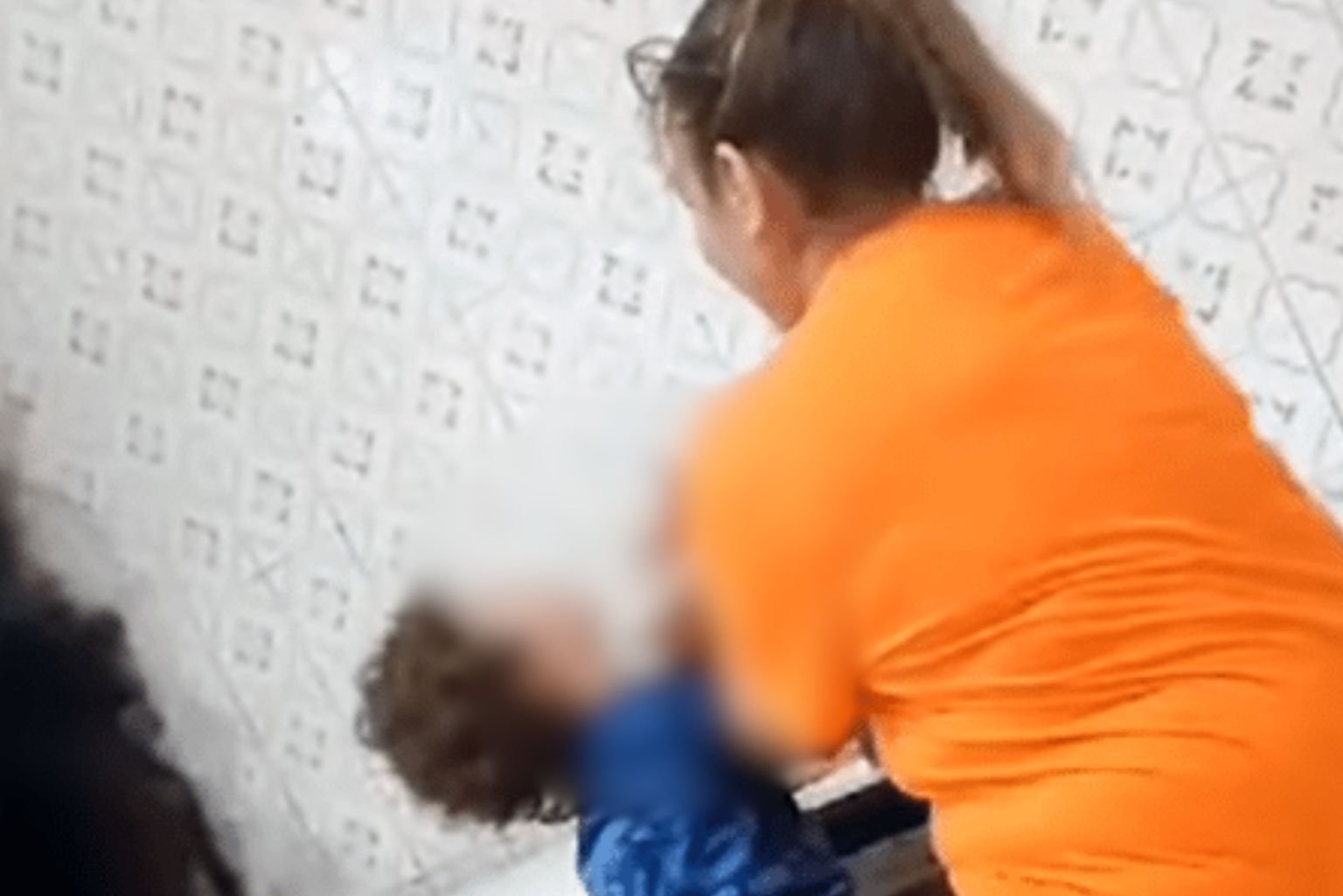 Diretora de escola em Osasco é flagrada em vídeo agredindo criança