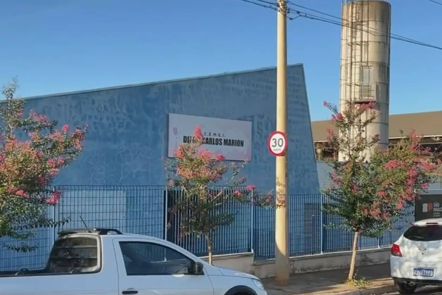 Durante O Intervalo, Criança De Três Anos É Deixada Sozinha Na Sala De Aula E Amarrada Com Lençol A Uma Cadeira Em Escola Municipal