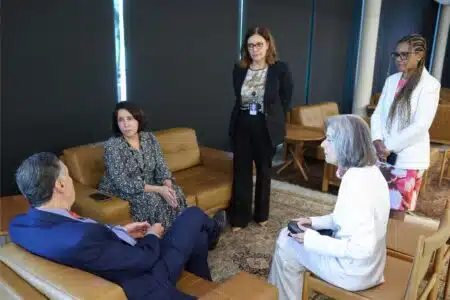 Barroso Recebe, No Stf, A Oficial De Justiça Que Foi Constrangida Por Bolsonaro Em Hospital