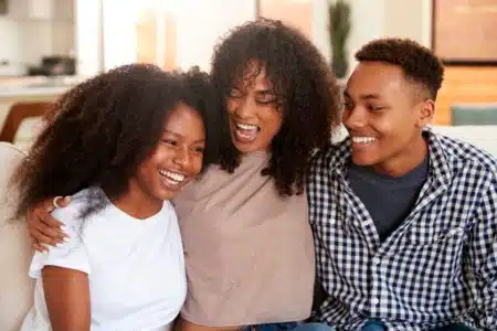Homens Criados Com Irmãs Desenvolvem Mais Empatia E São Mais Amorosos, Segundo Estudos