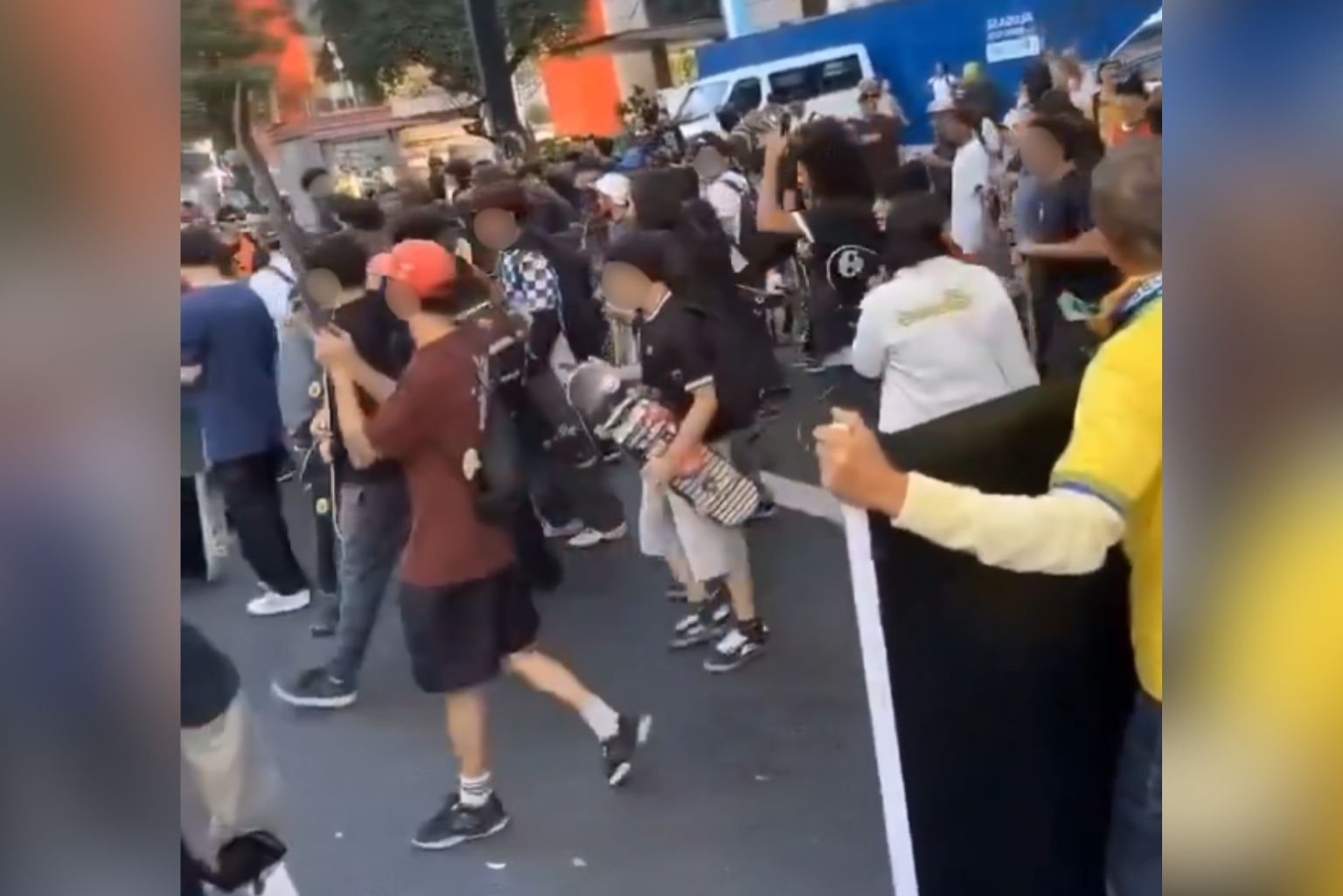 Grupo De Skatistas Hostiliza Bolsonaro Em Manifestação Realizada Em São Paulo
