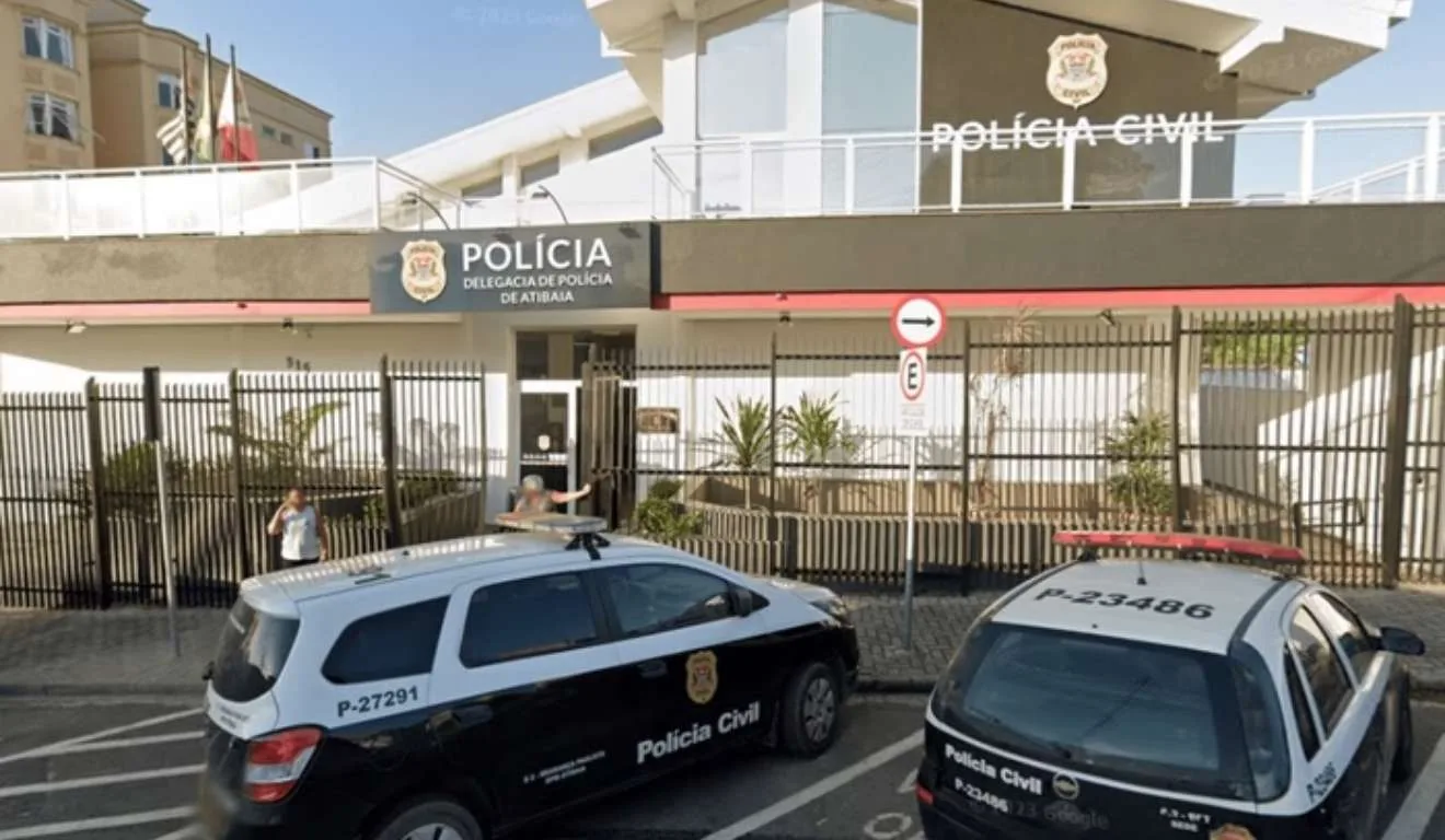Homem nu invade casa e abusa de mulher que dormia ao lado do marido