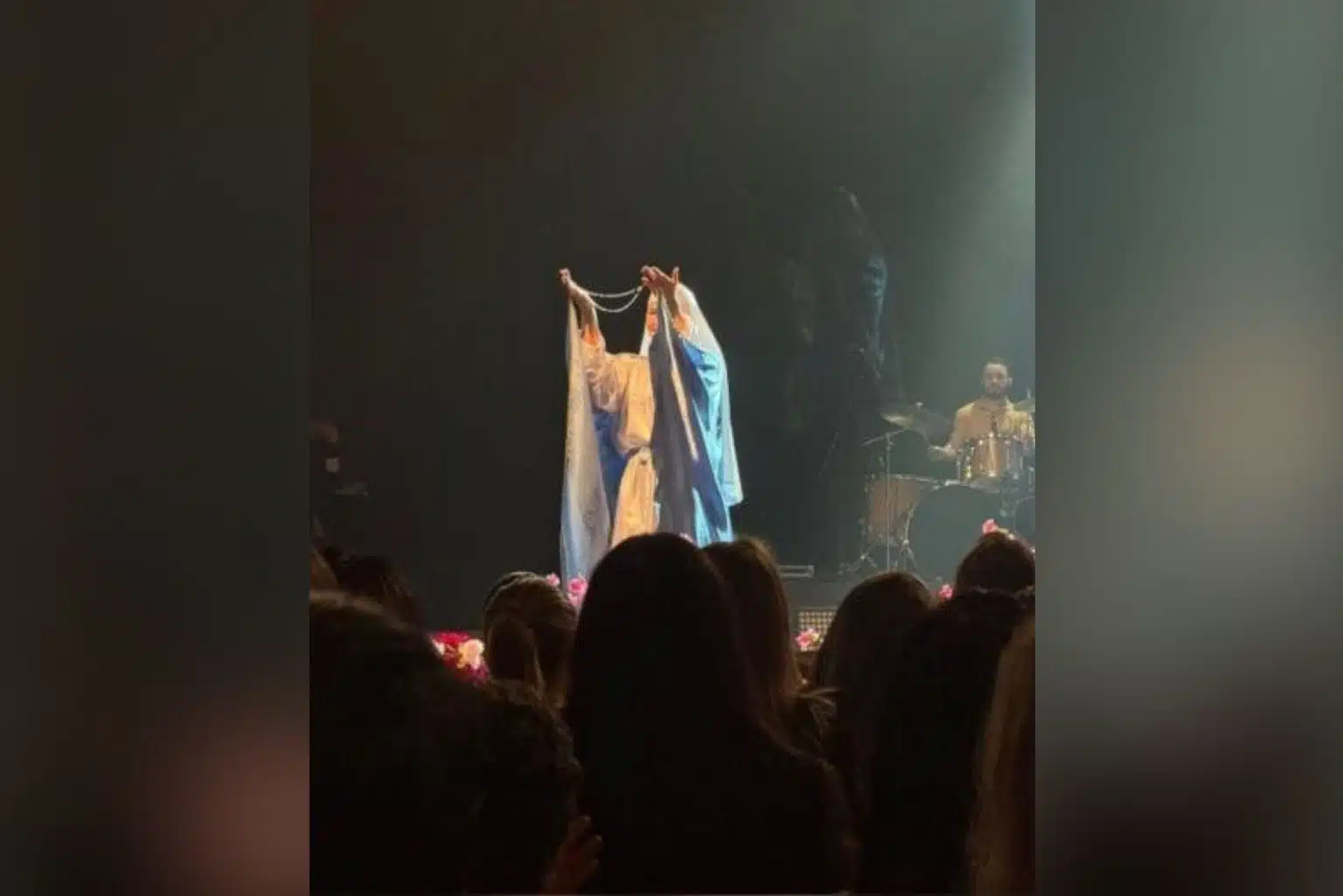 Sombra Registrada Em Foto Durante Evento Religioso Em Joinville Comove Fiéis: “Eu Senti A Presença”