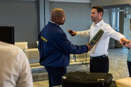 Homem Faz Alerta Após Passar Por Segurança Do Aeroporto Com Ereção E Ver Imagem Na Câmera