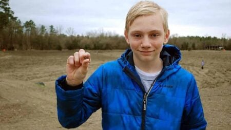 Menino De 14 Anos Se Torna Milionário Ao Encontrar Diamante Em Parque