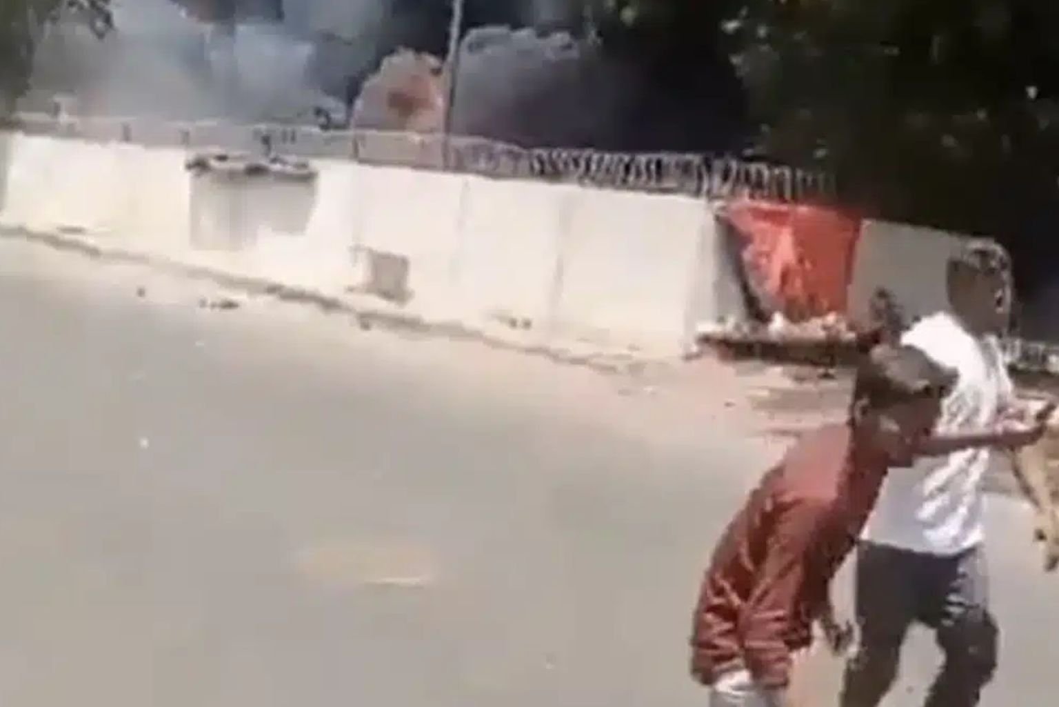 Novas Imagens Mostram O Único Sobrevivente Do Acidente Da Air India Escapando Dos Destroços