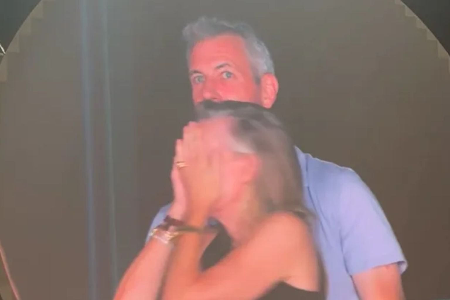 Leitura labial expõe “o que o CEO disse à mulher” após ser flagrado pelas câmeras no show do Coldplay