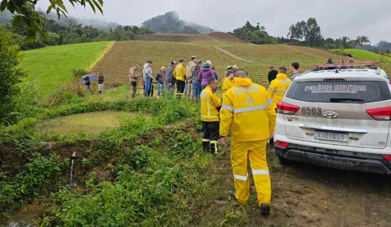 Criança de 1 ano e 7 meses "escapa" enquanto os pais faziam café e é encontrada morta após 3 horas