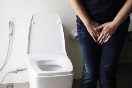 “Faz Xixi Antes De Sair”: Por Que Urinar Por Precaução Pode Fazer Mal À Saúde? O Que Diz A Medicina