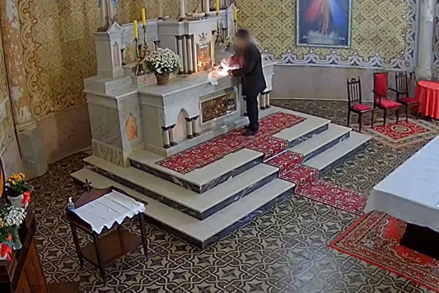 Câmera Registra Homem Deixando Explosivo No Altar De Uma Igreja Histórica Em Sc