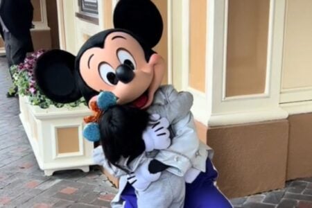 Pessoas Estão Descobrindo Agora A &Quot;Regra Do Abraço Da Disney&Quot; Ao Visitar Parques Temáticos Em Todo O Mundo