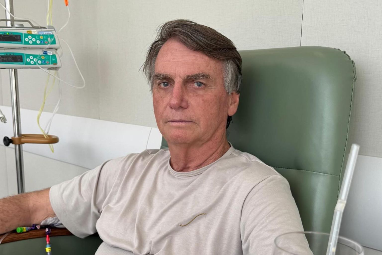 Bolsonaro apresenta piora nas crises de soluço, e defesa pede liberação de médico a Moraes