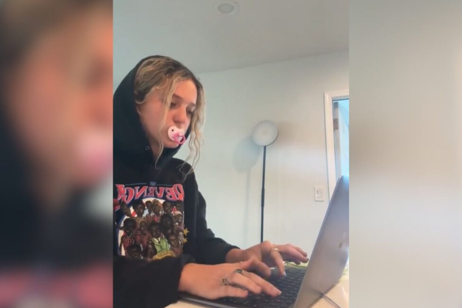 Chupeta para adultos: entenda por que virou a nova “trend” nas redes sociais Chupeta Para Adultos: Entenda Por Que Virou A Nova “Trend” Nas Redes Sociais