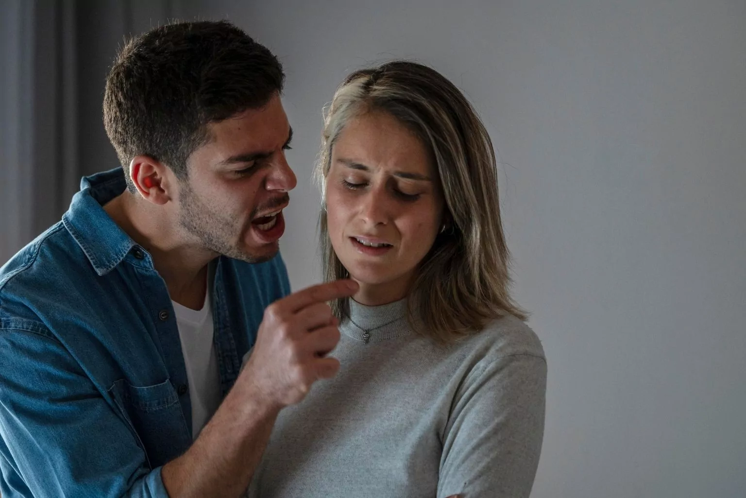 Red Flags No Relacionamento: 7 Sinais De Alerta Que Você Não Deve Ignorar
