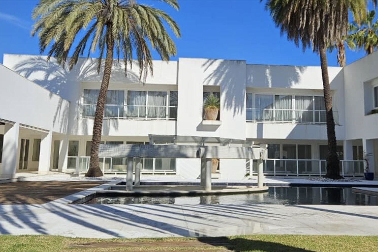 Mansão De R$ 40 Milhões Pertence À Apresentadora E Tem Jardim Com Lago De Carpa