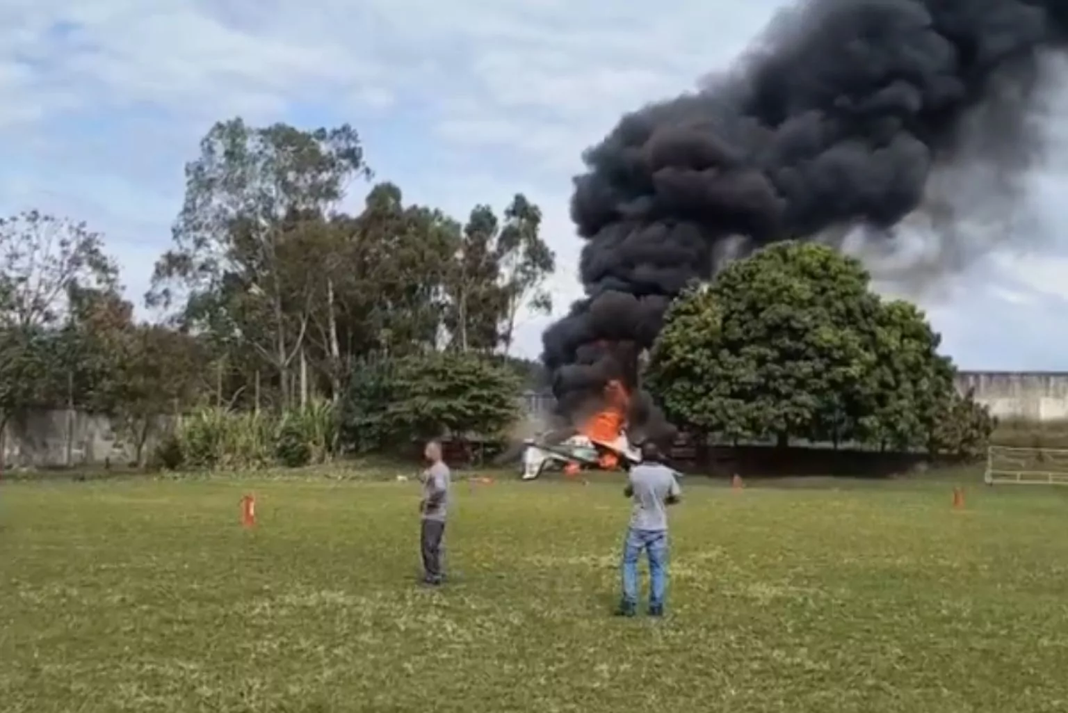 Avião De Pequeno Porte Cai Em Marília E Deixa Duas Pessoas Mortas