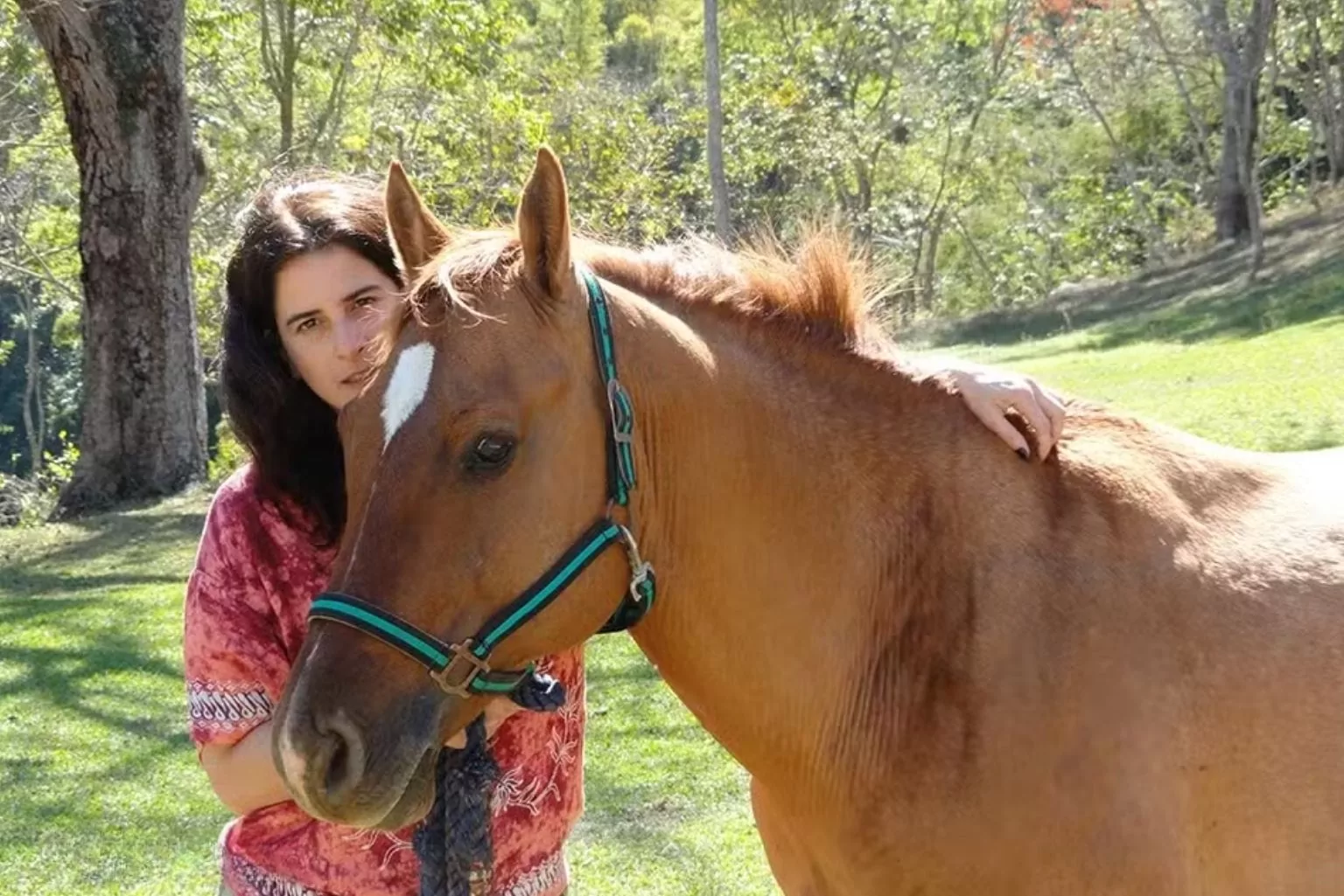 Longe Das Novelas Há 12 Anos, Atriz Escolhe Viver Em Fazenda Cercada Pela Natureza