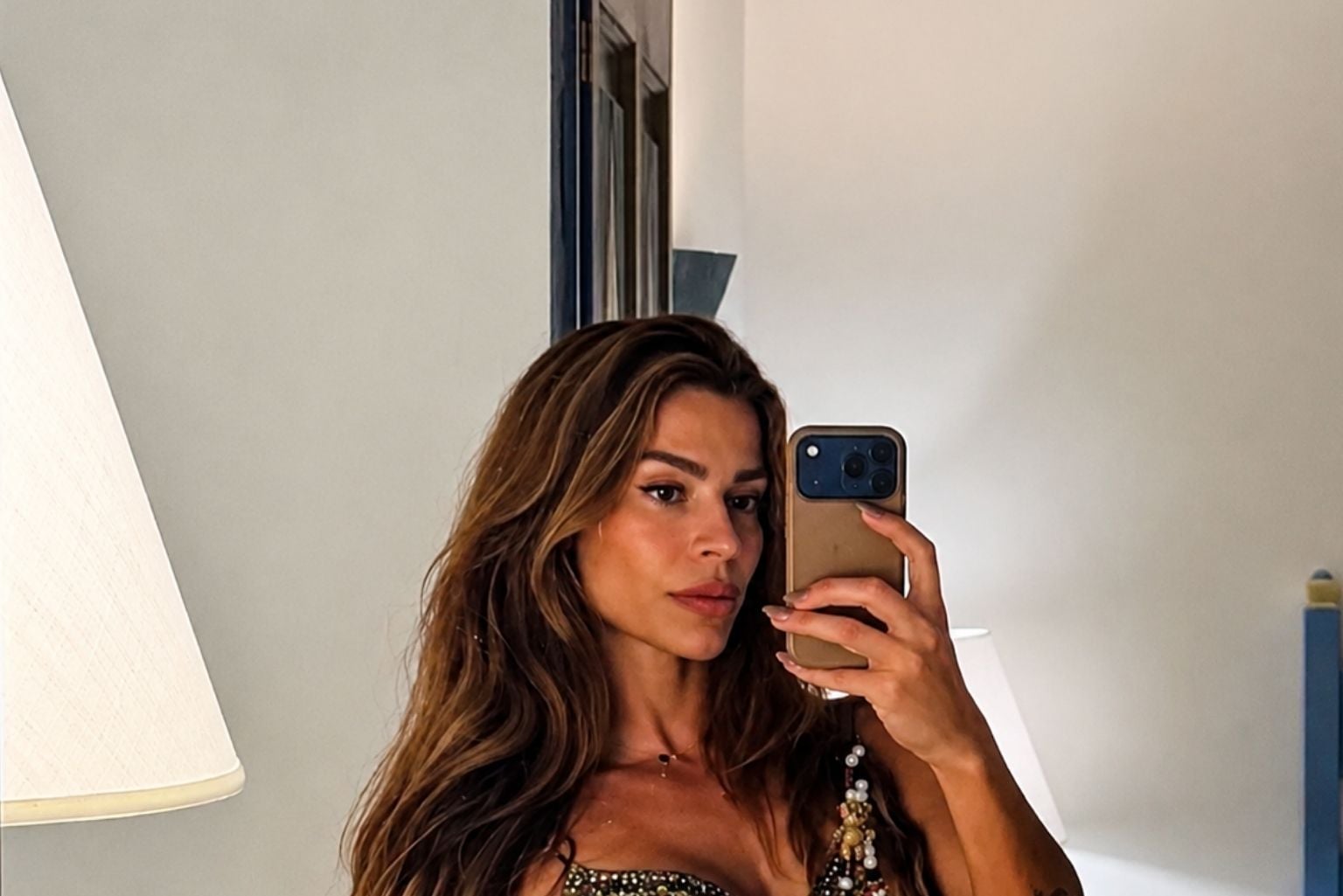 Na Itália, Grazi Massafera Usa Vestido De Leopardo Com Renda E Chama Atenção À Noite