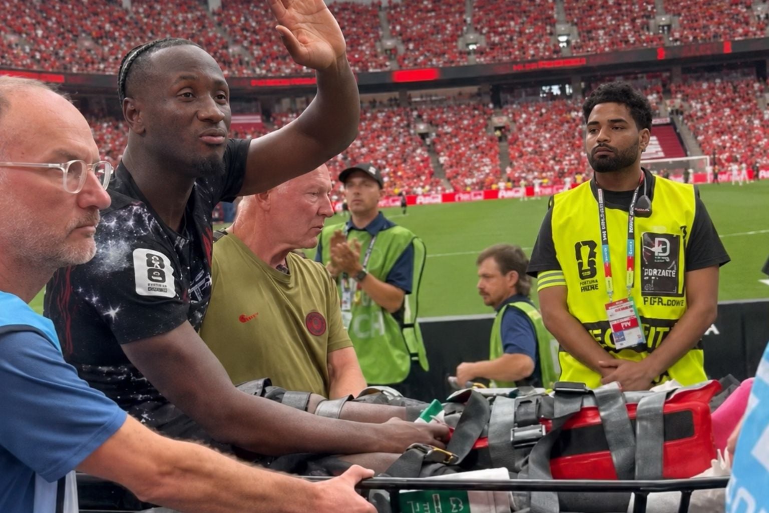 Cena Forte Na Copa: Jogador Do Canadá Quebra A Perna Em Partida Contra O Catar; Veja