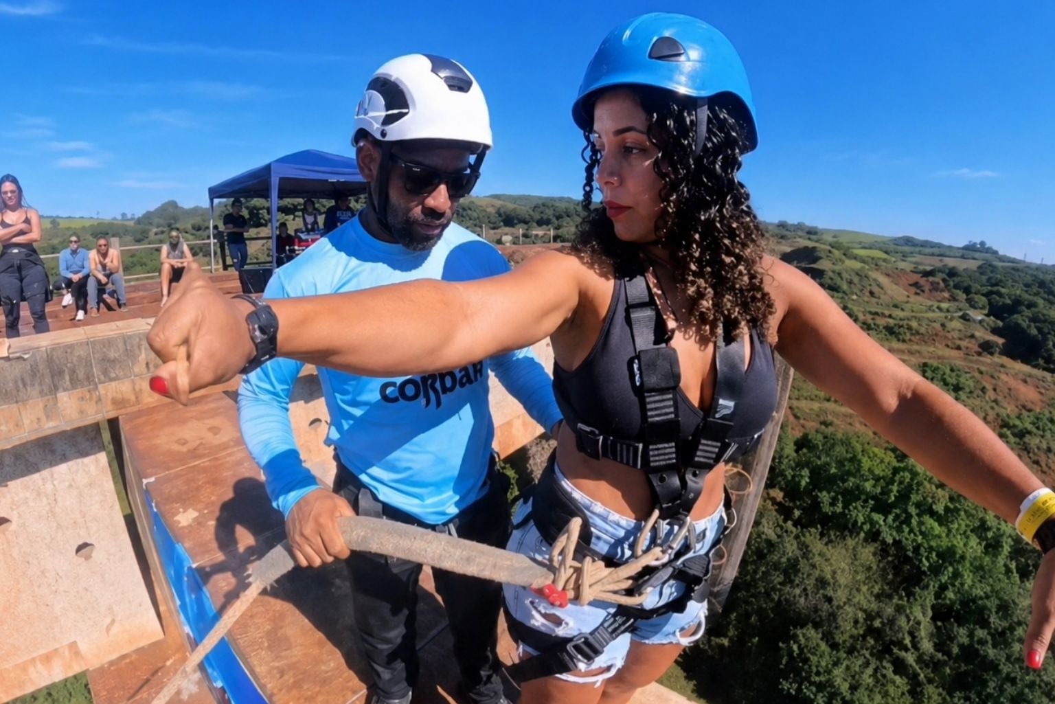 Web Aponta Impaciência De Instrutor Com Mulher Momentos Antes De Salto De Rope Jump; Veja Vídeo
