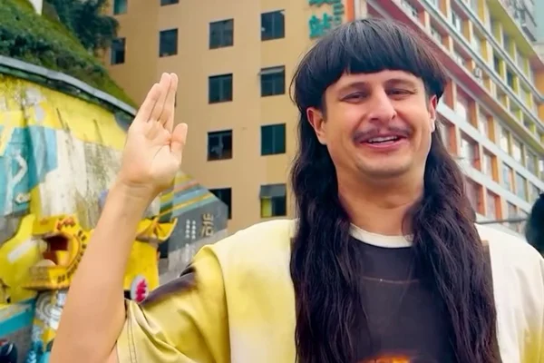Foto Colorida De Homem Sorrindo - Metrópoles