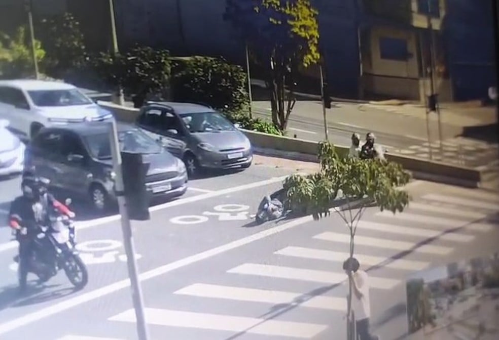 Irmão de Eloá Pimentel, tenente da Rota é baleado na cabeça por dupla em SP Câmera De Segurança Mostra Momento Em Que Policial Foi Baleado Na Grande Sp — Foto: Reprodução/Circuito De Segurança