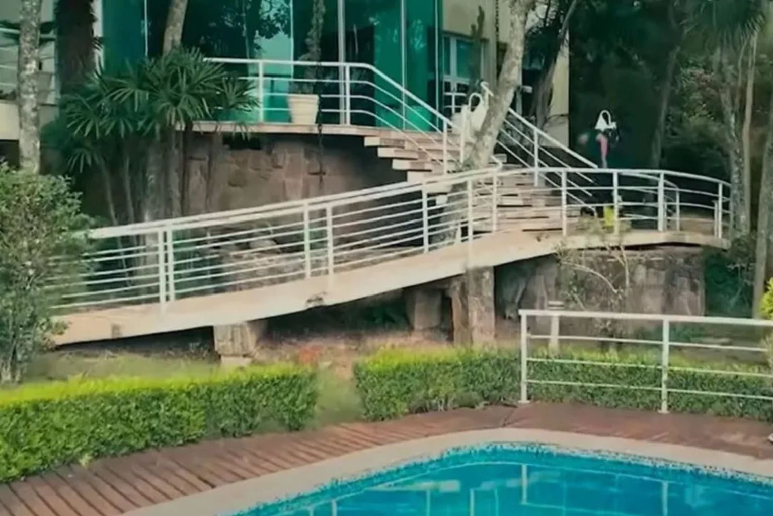 Aos 43 Anos, Apresentadora Da Globo Possui Mansão Luxuosa No Meio Da Natureza