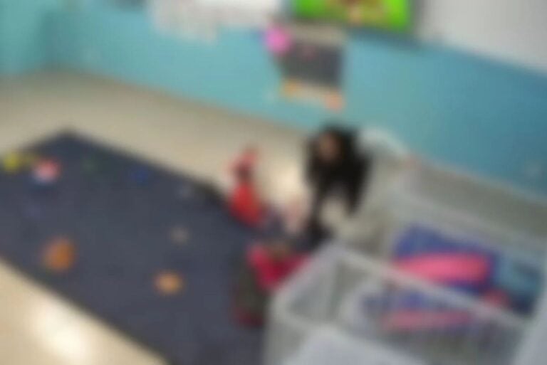 Foto Colorida Com Blur De Momento Em Que Funcionária De Creche Municipal De Cerquilho, No Interior De São Paulo, Agride Uma Bebê De Seis Meses.