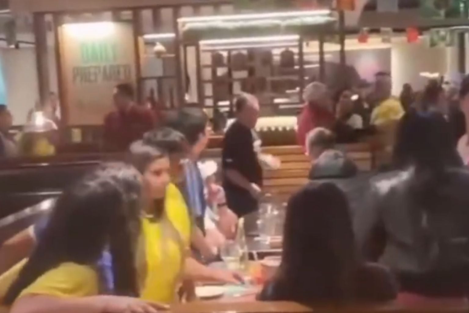Homem Saca Arma Em Restaurante De Shopping Durante Jogo Do Brasil Em Sp