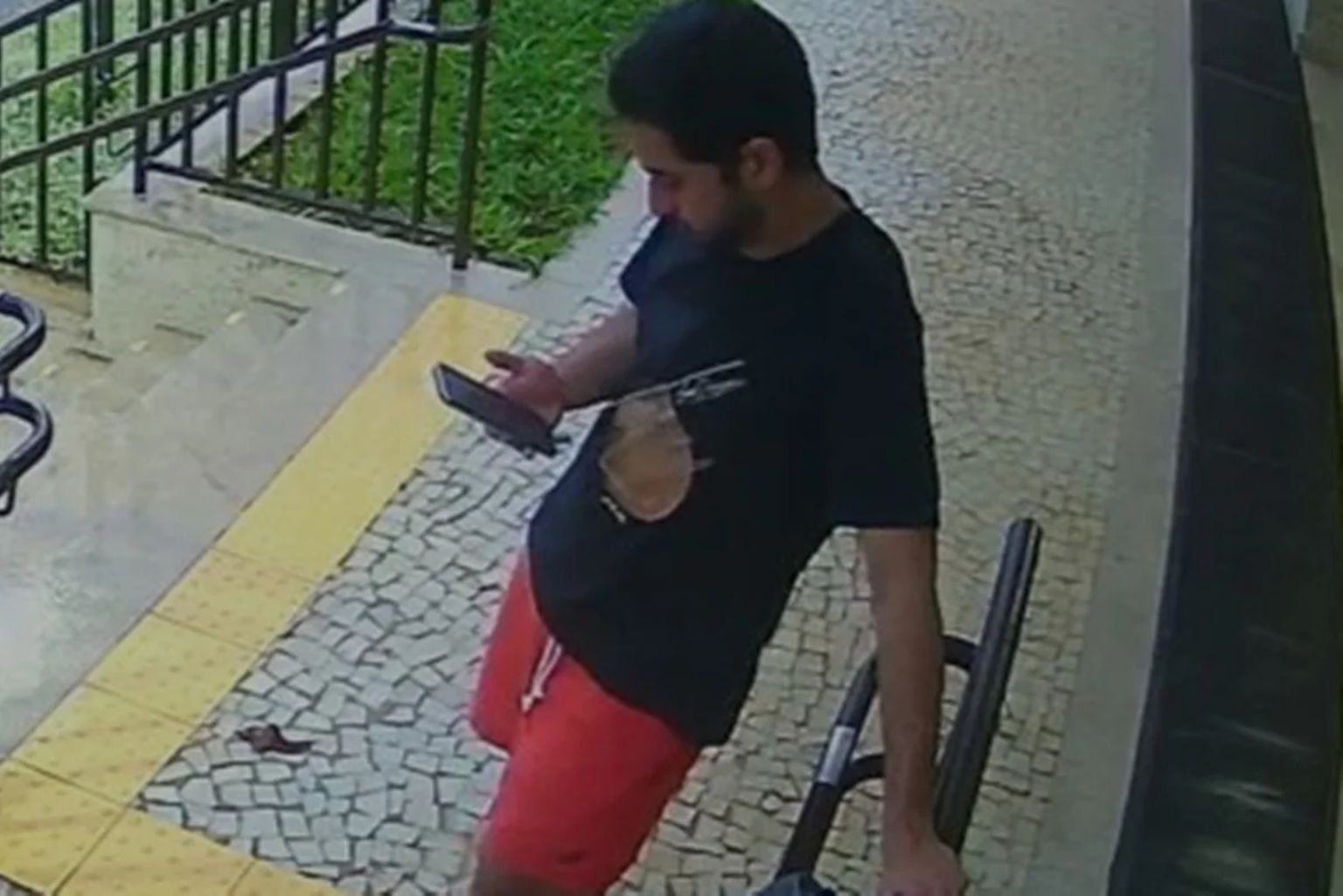 Professor aparece em vídeo pela última vez antes de ser morto; veja as imagens Professor Aparece Em Vídeo Pela Última Vez Antes De Ser Morto; Veja As Imagens