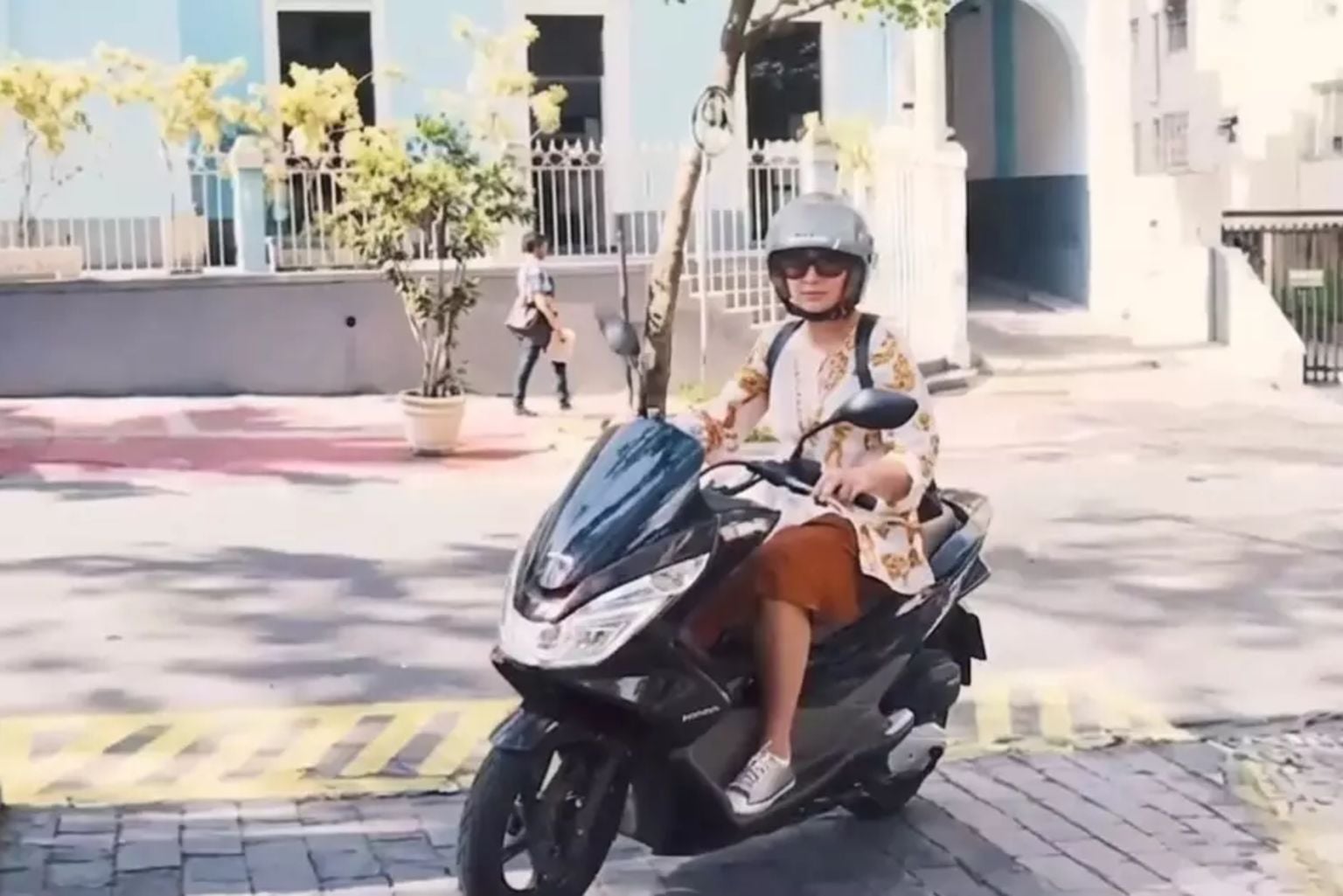 Leilane Neubarth Chegando À Globo Em Sua Scooter