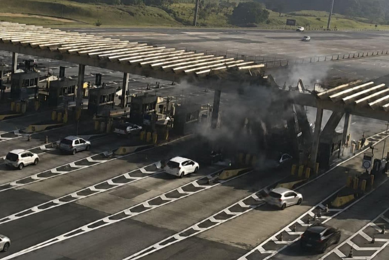 Vídeo: Carro “Voa”, Destrói Cobertura De Pedágio E Motorista Morre