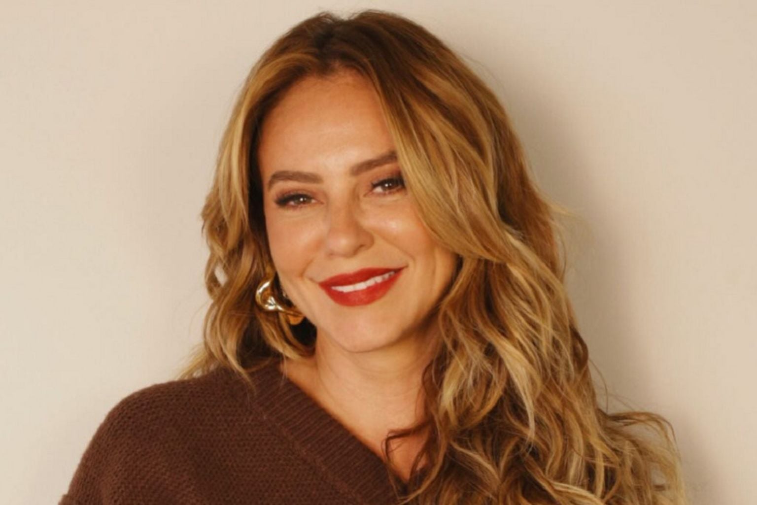 Paolla Oliveira entrevista fã na rua, se surpreende com resposta e cai na gargalhada; vídeo Paolla Oliveira Entrevista Fã Na Rua, Se Surpreende Com Resposta E Cai Na Gargalhada; Vídeo