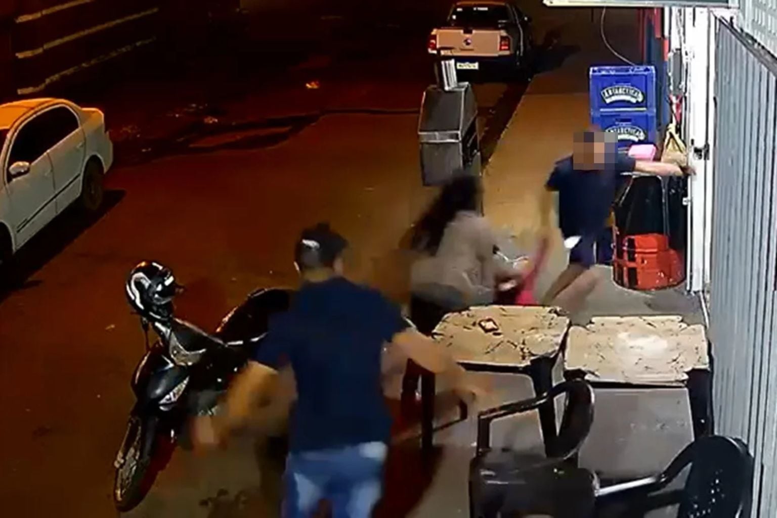 Homem é flagrado tentando sequestrar menina de 4 anos em mesa de bar; veja vídeo Homem É Flagrado Tentando Sequestrar Menina De 4 Anos Em Mesa De Bar