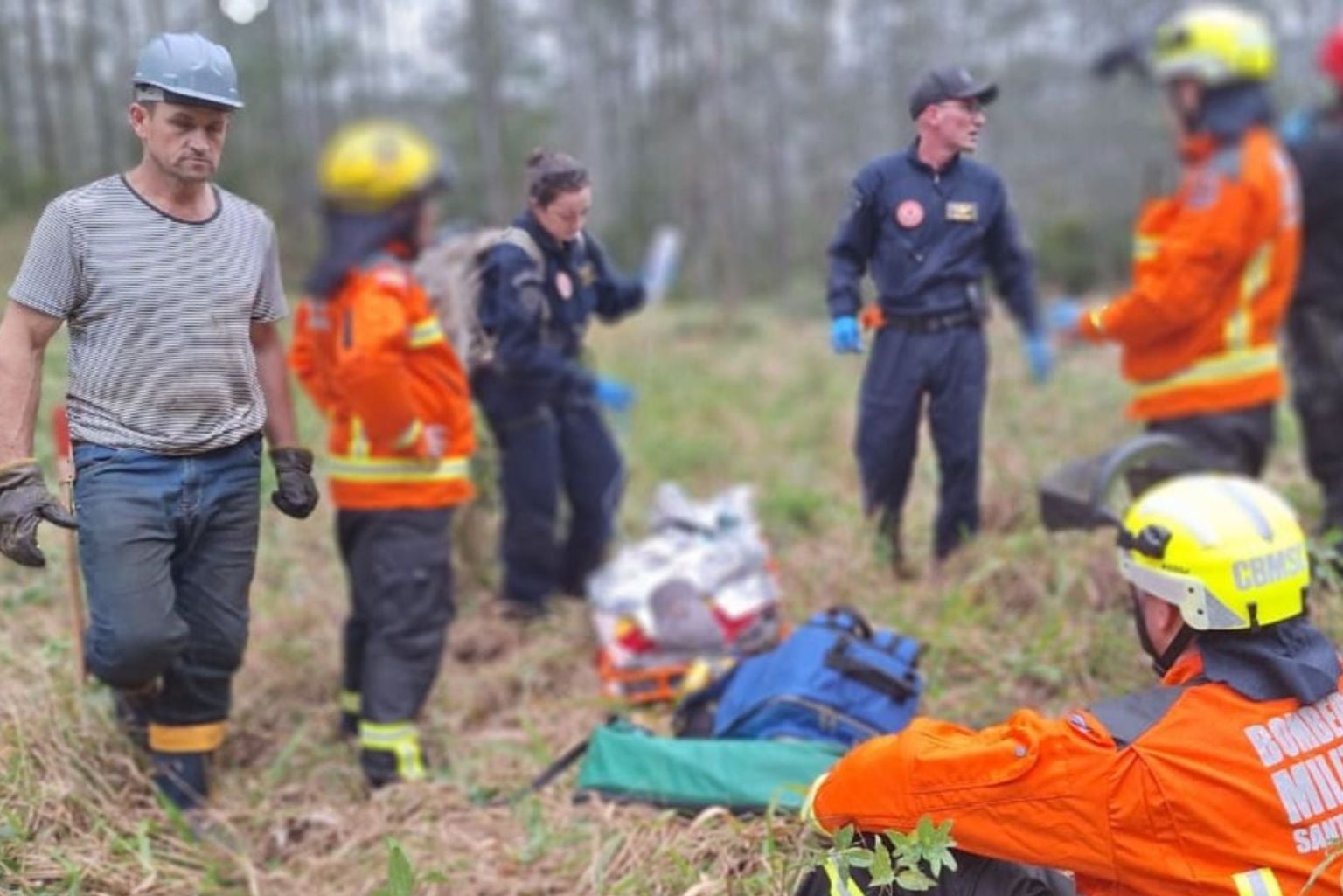 "Verdadeiro herói": pai socorre filho ferido por motosserra em mata de SC e é homenageado por equipes de resgate &Quot;Verdadeiro Herói&Quot;: Pai Socorre Filho Ferido Por Motosserra Em Mata De Sc E É Homenageado Por Equipes De Resgate