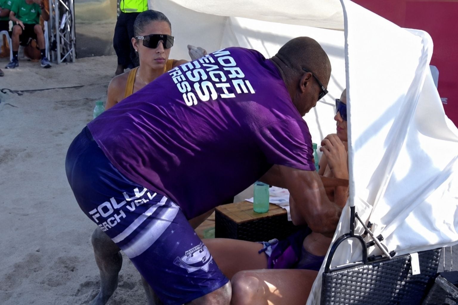Técnico Brasileiro Agarra Jogadoras Pelo Braço Durante Partida De Vôlei De Praia E Causa Indignação Na Itália