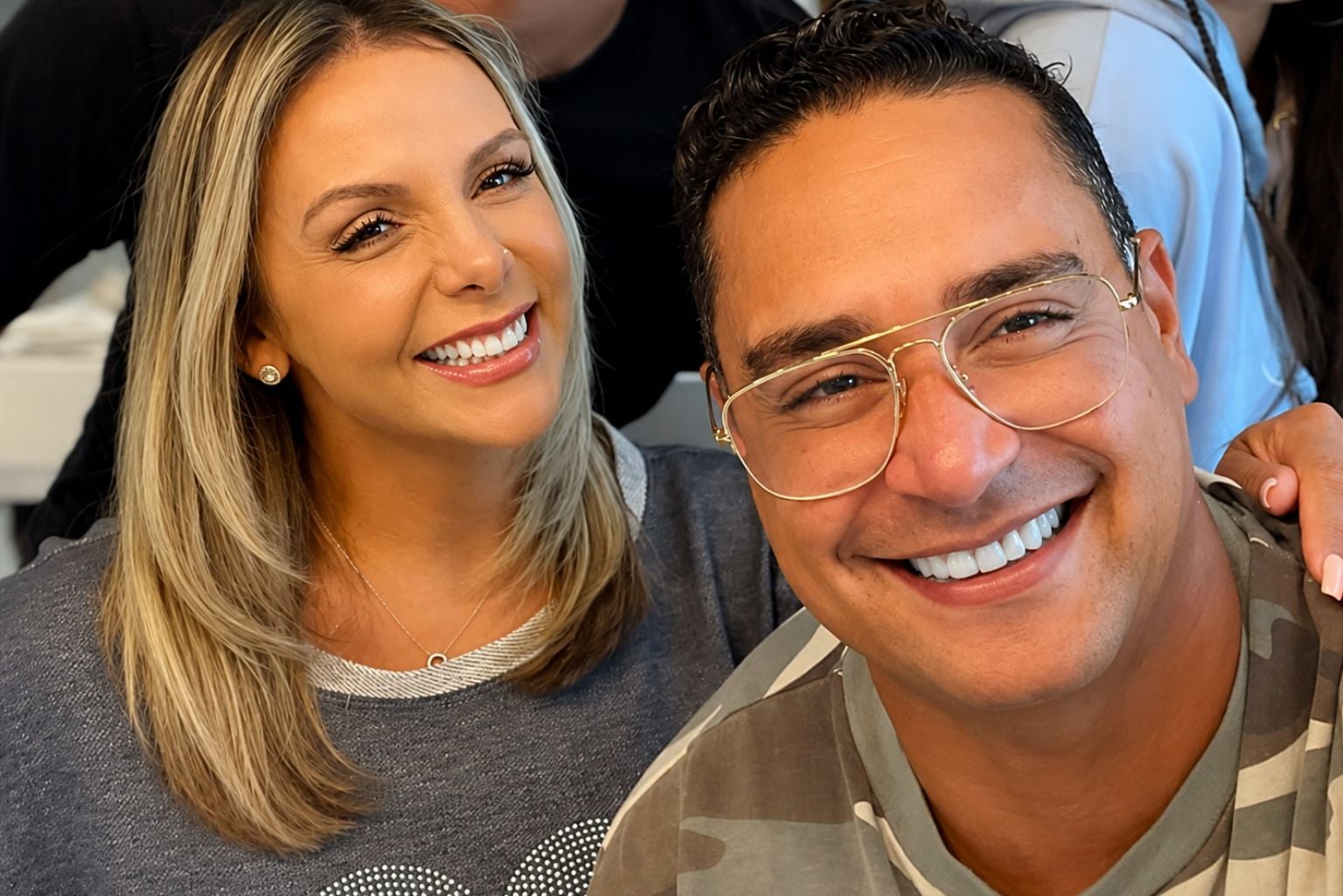 Carla Perez Chama Atenção Com Vestido Lilás No Casamento Do Filho: Ofuscou Os Noivos?