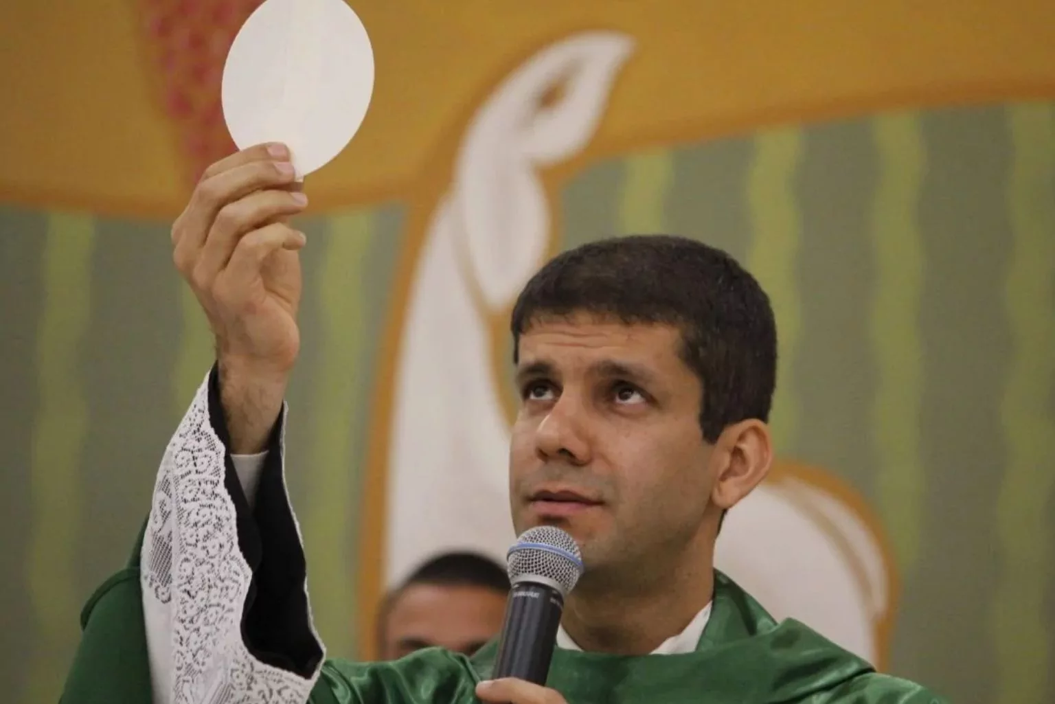 Igreja Excomunga Padre Que Aderiu A Grupo Ultraconservador Em São Paulo