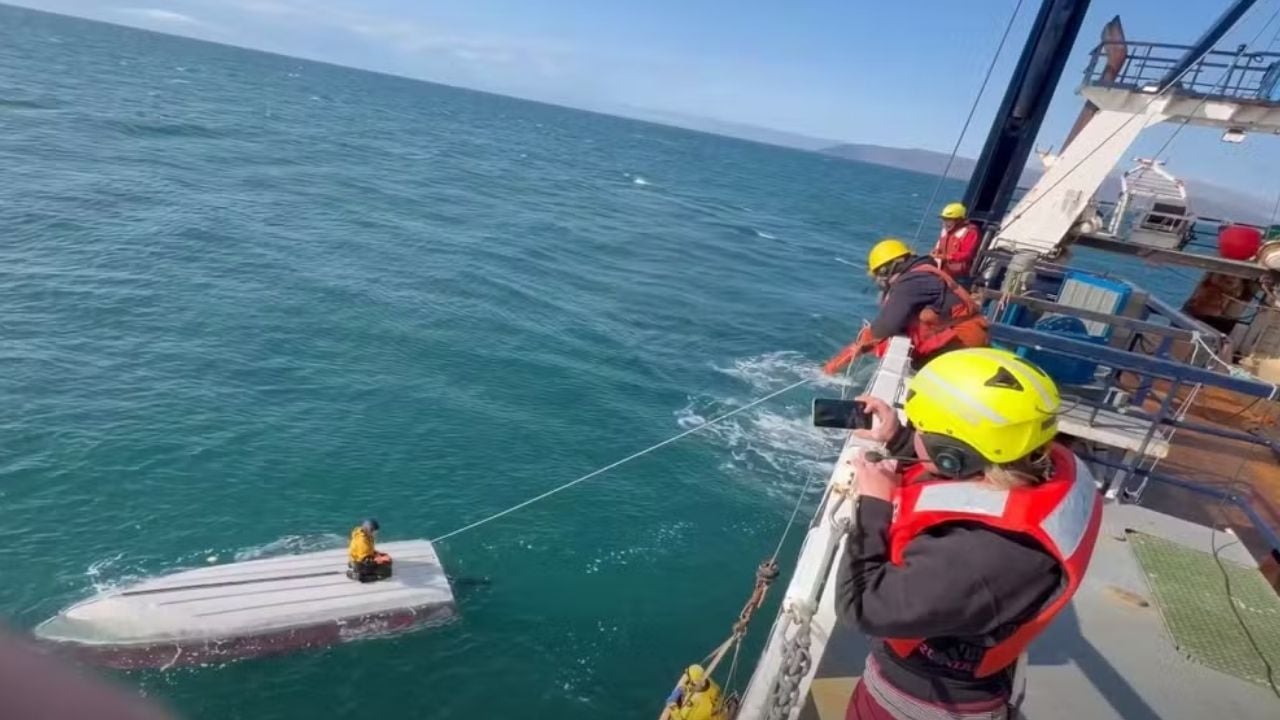 Garoto de 15 anos achado após 3 dias no Alasca diz que irmão está morto no barco Garoto De 15 Anos Achado Após 3 Dias No Alasca Diz Que Irmão Está Morto No Barco