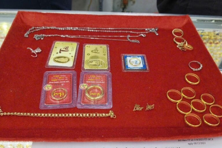 Catadora De Lixo Encontra Joias De Ouro, Devolve Itens E Recebe R$ 1.960 E Arroz