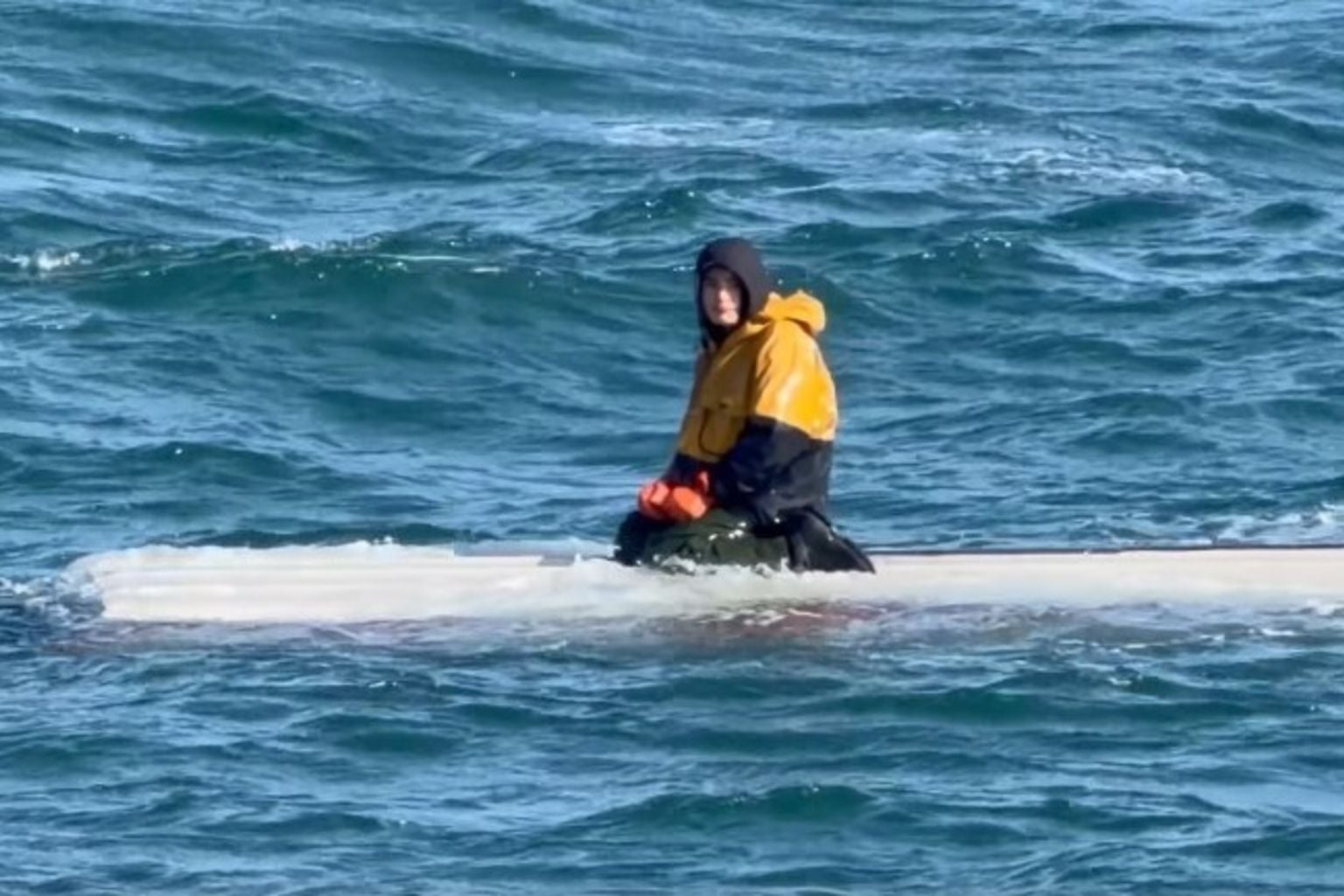 Garoto de 15 anos achado após 3 dias no Alasca diz que irmão está morto no barco Garoto De 15 Anos Achado Após 3 Dias No Alasca Diz Que Irmão Está Morto No Barco