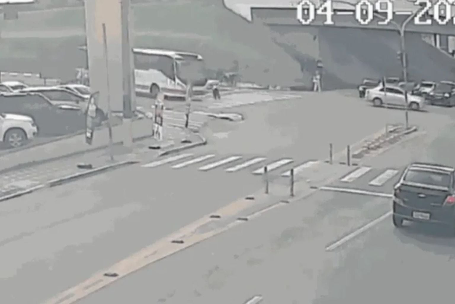Imagem Colorida De Idoso Tropeçando Em Avenida E Sendo Atropelado Por Ônibus - Metrópoles