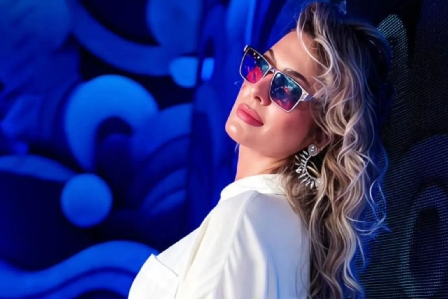 Lívia Andrade Esbanja Elegância Em Cliques Ousados Sob Iluminação Neon