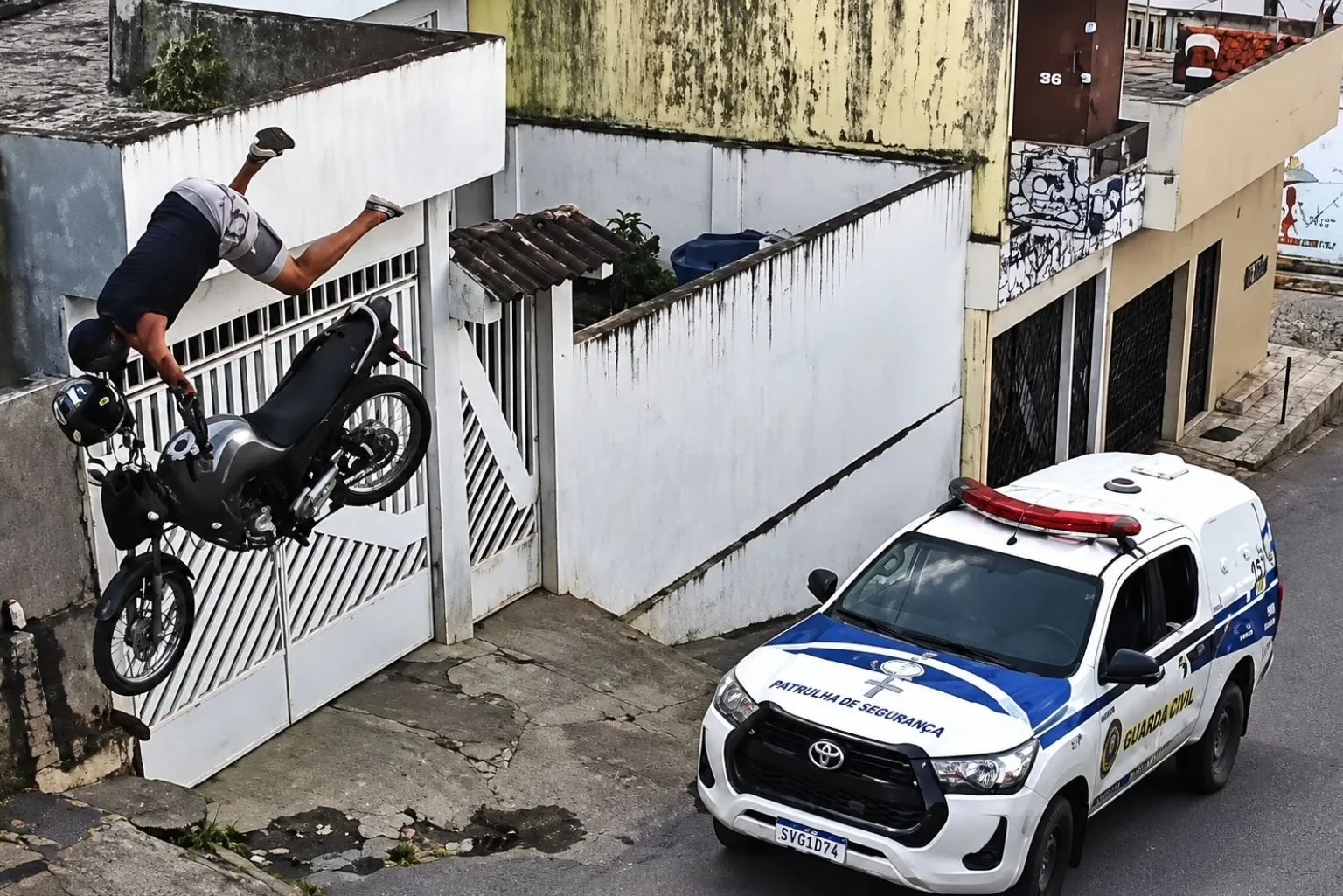 Jovem De 22 Anos Morre Após Fugir Da Pm E Capotar Moto. Veja Vídeo